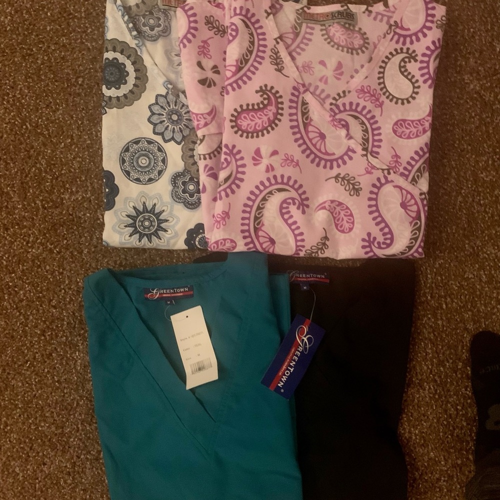 Women’s M Scrub Tops